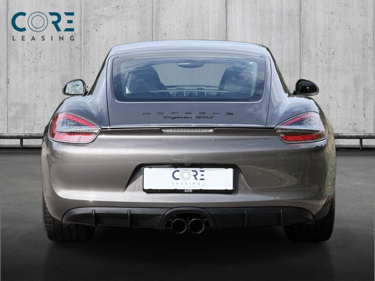 Gråmetal Porsche Cayman GTS PDK fra 2014 parkeret foran en betonmur. CORE Leasing A/S er eksperter i Porsche leasing.