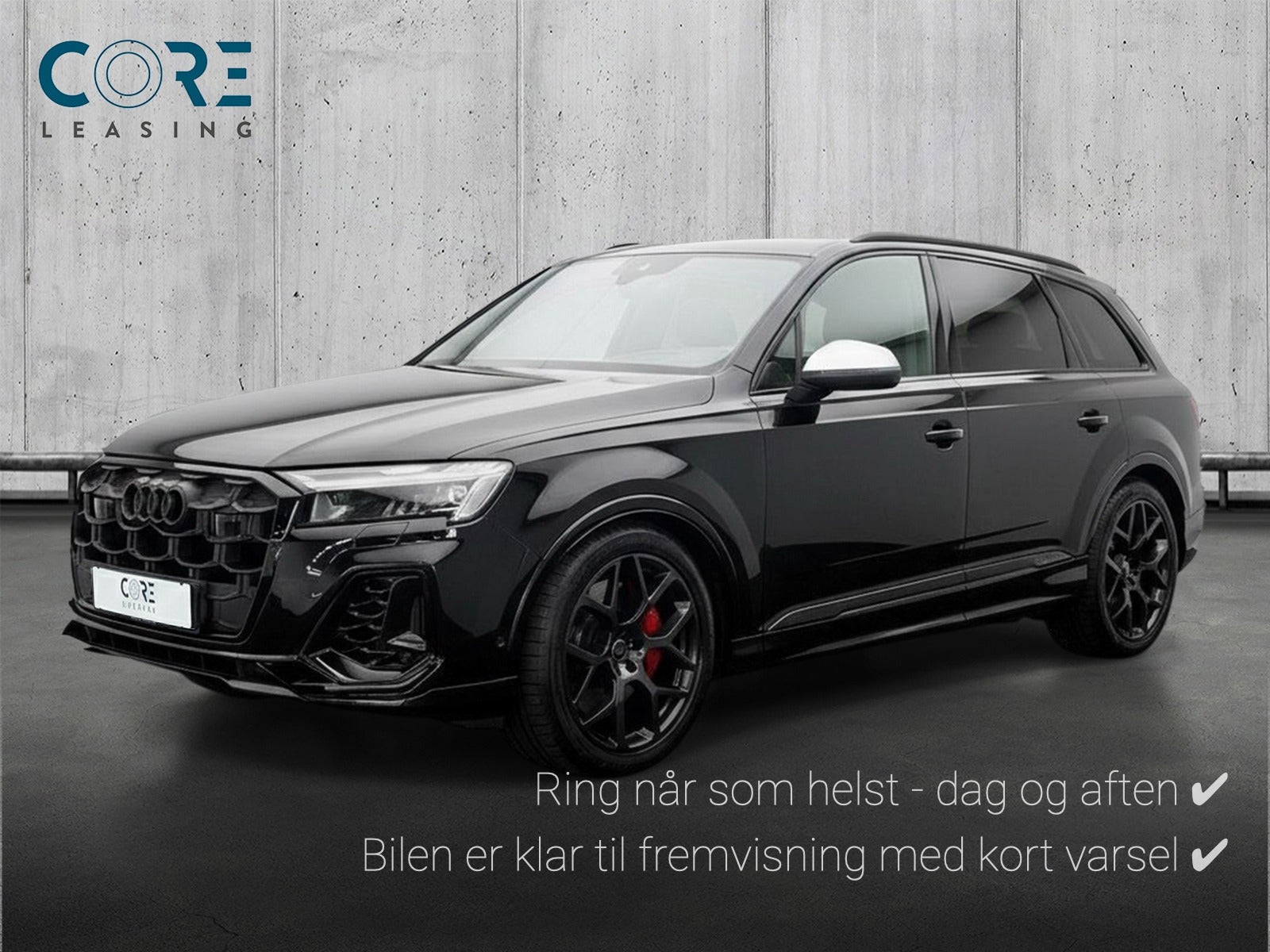 Sortmetal Audi SQ7 TFSi quattro Tiptr. 7prs fra 2024 parkeret foran en betonmur. CORE Leasing A/S er eksperter i Audi leasing.