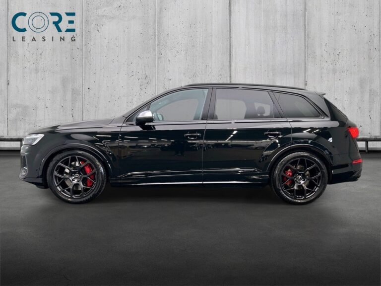 Sortmetal Audi SQ7 TFSi quattro Tiptr. 7prs fra 2024 parkeret foran en betonmur. CORE Leasing A/S er eksperter i Audi leasing.