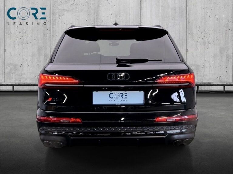 Sortmetal Audi SQ7 TFSi quattro Tiptr. 7prs fra 2024 parkeret foran en betonmur. CORE Leasing A/S er eksperter i Audi leasing.