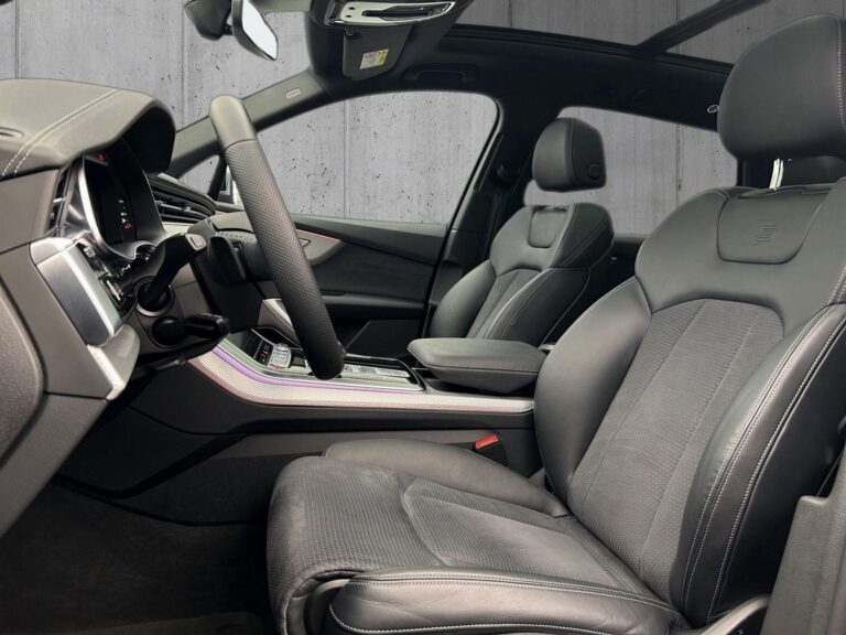 Sortmetal Audi SQ7 TFSi quattro Tiptr. 7prs fra 2024 parkeret foran en betonmur. CORE Leasing A/S er eksperter i Audi leasing.