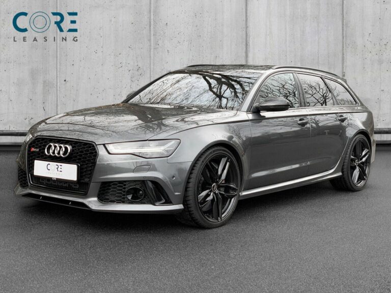 Gråmetal Audi RS6 TFSi performance Avant quattro Tiptr. fra 2016 parkeret foran en betonmur. CORE Leasing A/S er eksperter i Audi leasing.