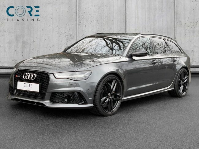 Gråmetal Audi RS6 TFSi performance Avant quattro Tiptr. fra 2016 parkeret foran en betonmur. CORE Leasing A/S er eksperter i Audi leasing.