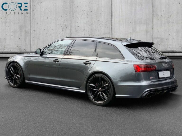 Gråmetal Audi RS6 TFSi performance Avant quattro Tiptr. fra 2016 parkeret foran en betonmur. CORE Leasing A/S er eksperter i Audi leasing.