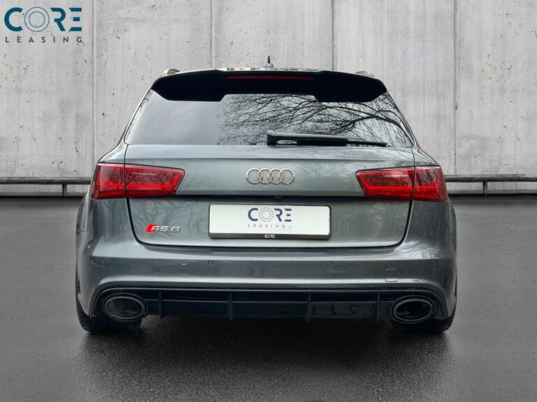 Gråmetal Audi RS6 TFSi performance Avant quattro Tiptr. fra 2016 parkeret foran en betonmur. CORE Leasing A/S er eksperter i Audi leasing.