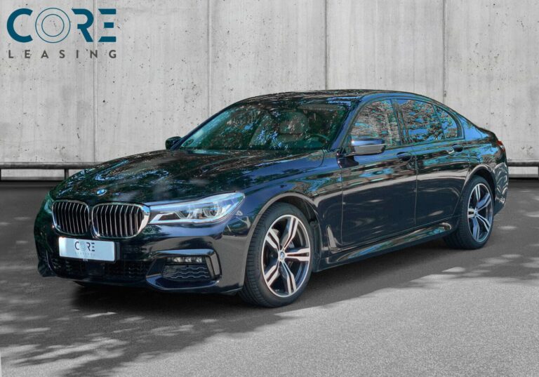 Sortmetal BMW 740d xDrive aut. fra 2016 parkeret foran en betonmur. CORE Leasing A/S er eksperter i BMW leasing.