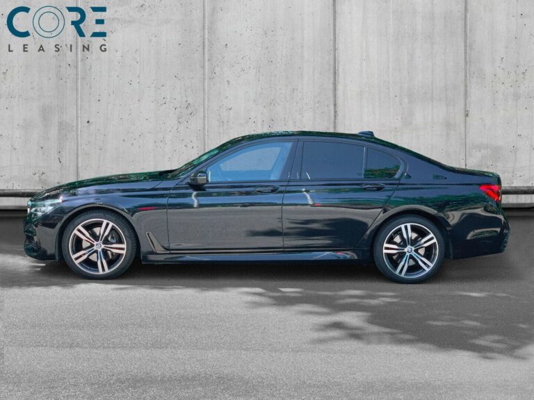 Sortmetal BMW 740d xDrive aut. fra 2016 parkeret foran en betonmur. CORE Leasing A/S er eksperter i BMW leasing.