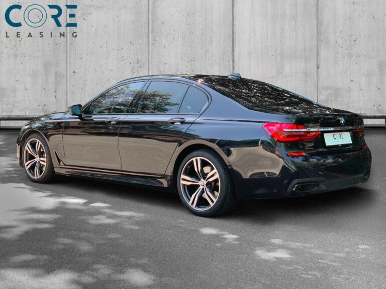 Sortmetal BMW 740d xDrive aut. fra 2016 parkeret foran en betonmur. CORE Leasing A/S er eksperter i BMW leasing.
