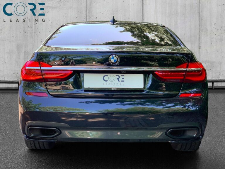 Sortmetal BMW 740d xDrive aut. fra 2016 parkeret foran en betonmur. CORE Leasing A/S er eksperter i BMW leasing.