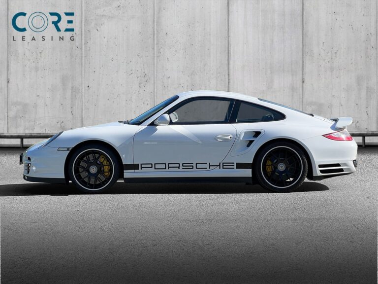 Hvidmetal Porsche 911 Turbo Coupé PDK fra 2011 parkeret foran en betonmur. CORE Leasing A/S er eksperter i Porsche leasing.