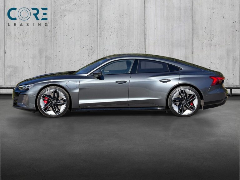 Gråmetal Audi RS e-tron GT quattro fra 2021 parkeret foran en betonmur. CORE Leasing A/S er eksperter i Audi leasing.