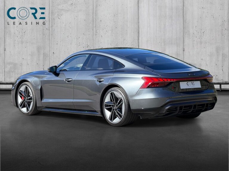 Gråmetal Audi RS e-tron GT quattro fra 2021 parkeret foran en betonmur. CORE Leasing A/S er eksperter i Audi leasing.