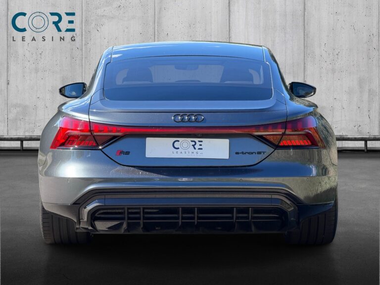 Gråmetal Audi RS e-tron GT quattro fra 2021 parkeret foran en betonmur. CORE Leasing A/S er eksperter i Audi leasing.