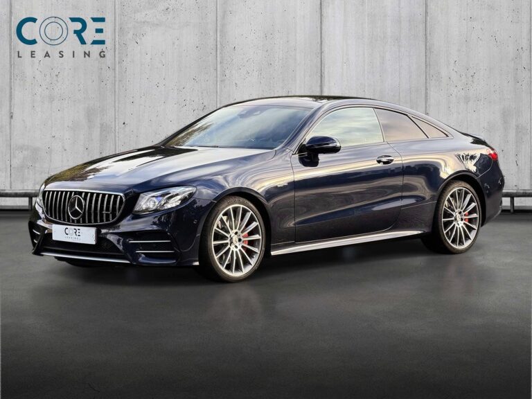 Blåmetal Mercedes E53 AMG Coupé aut. 4Matic+ fra 2018 parkeret foran en betonmur. CORE Leasing A/S er eksperter i Mercedes leasing.