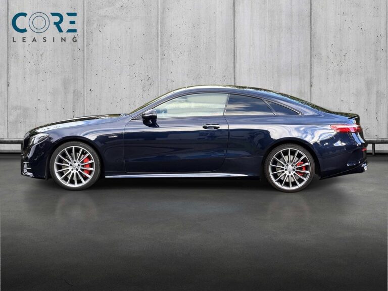 Blåmetal Mercedes E53 AMG Coupé aut. 4Matic+ fra 2018 parkeret foran en betonmur. CORE Leasing A/S er eksperter i Mercedes leasing.