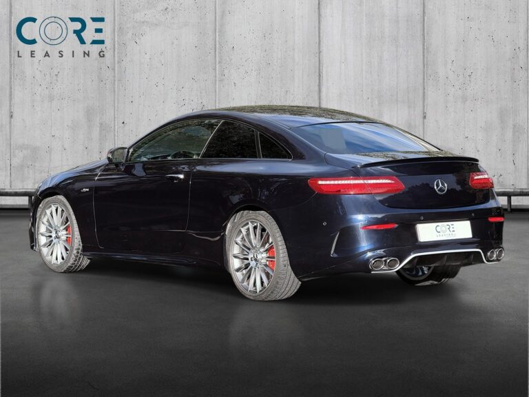 Blåmetal Mercedes E53 AMG Coupé aut. 4Matic+ fra 2018 parkeret foran en betonmur. CORE Leasing A/S er eksperter i Mercedes leasing.