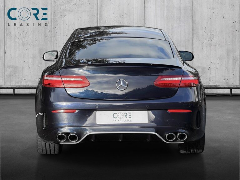 Blåmetal Mercedes E53 AMG Coupé aut. 4Matic+ fra 2018 parkeret foran en betonmur. CORE Leasing A/S er eksperter i Mercedes leasing.