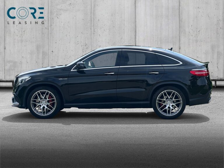 Sortmetal Mercedes GLE63 AMG S Coupé aut. 4Matic fra 2019 parkeret foran en betonmur. CORE Leasing A/S er eksperter i Mercedes leasing.