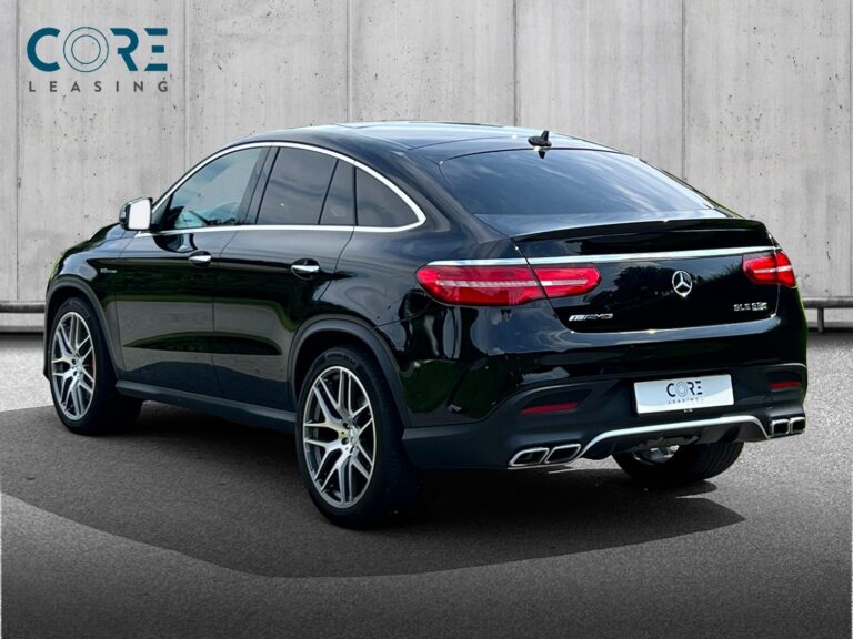 Sortmetal Mercedes GLE63 AMG S Coupé aut. 4Matic fra 2019 parkeret foran en betonmur. CORE Leasing A/S er eksperter i Mercedes leasing.