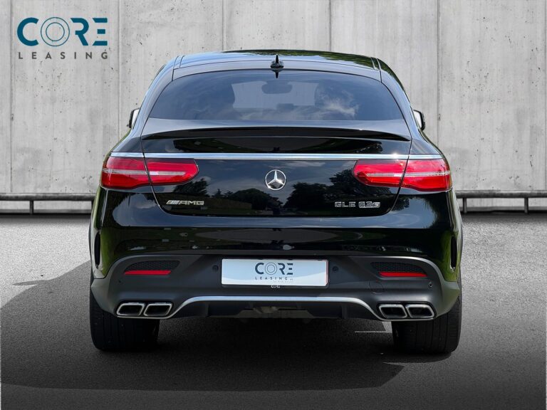 Sortmetal Mercedes GLE63 AMG S Coupé aut. 4Matic fra 2019 parkeret foran en betonmur. CORE Leasing A/S er eksperter i Mercedes leasing.