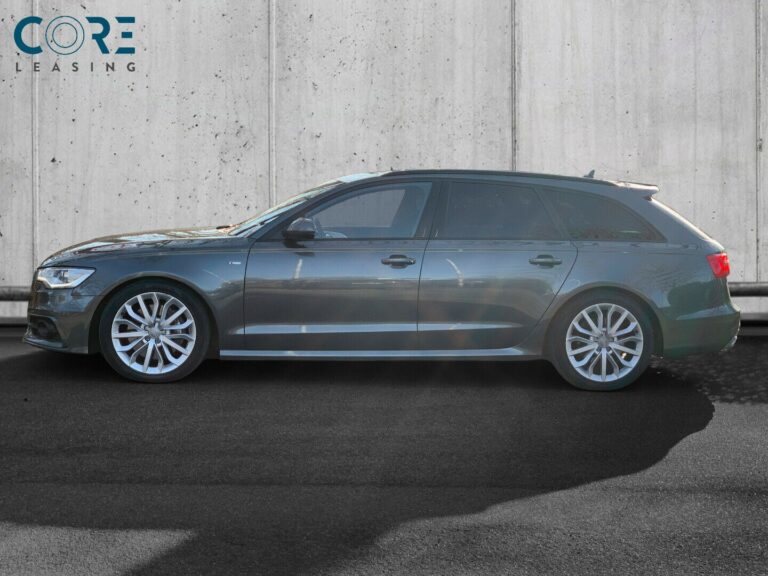 Gråmetal Audi A6 TDi 313 S-line Avant quattro Tiptr. fra 2014 parkeret foran en betonmur. CORE Leasing A/S er eksperter i Audi leasing.
