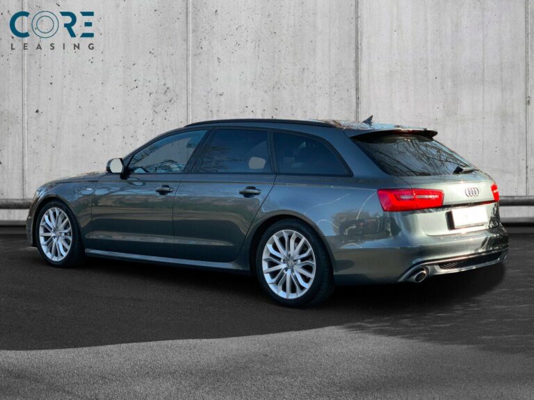 Gråmetal Audi A6 TDi 313 S-line Avant quattro Tiptr. fra 2014 parkeret foran en betonmur. CORE Leasing A/S er eksperter i Audi leasing.
