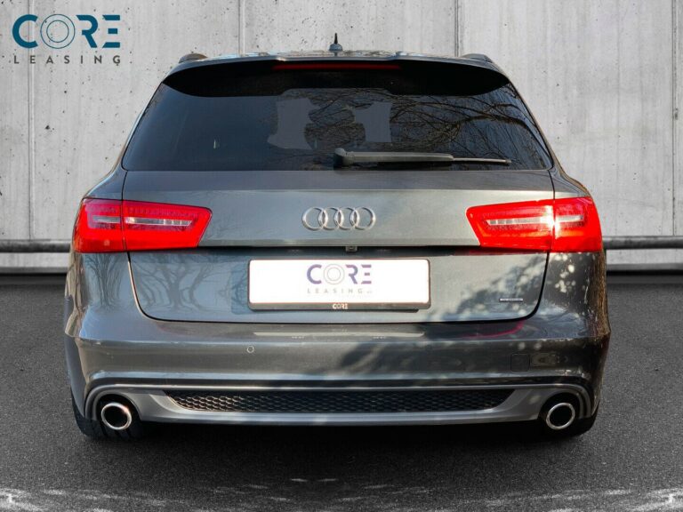 Gråmetal Audi A6 TDi 313 S-line Avant quattro Tiptr. fra 2014 parkeret foran en betonmur. CORE Leasing A/S er eksperter i Audi leasing.