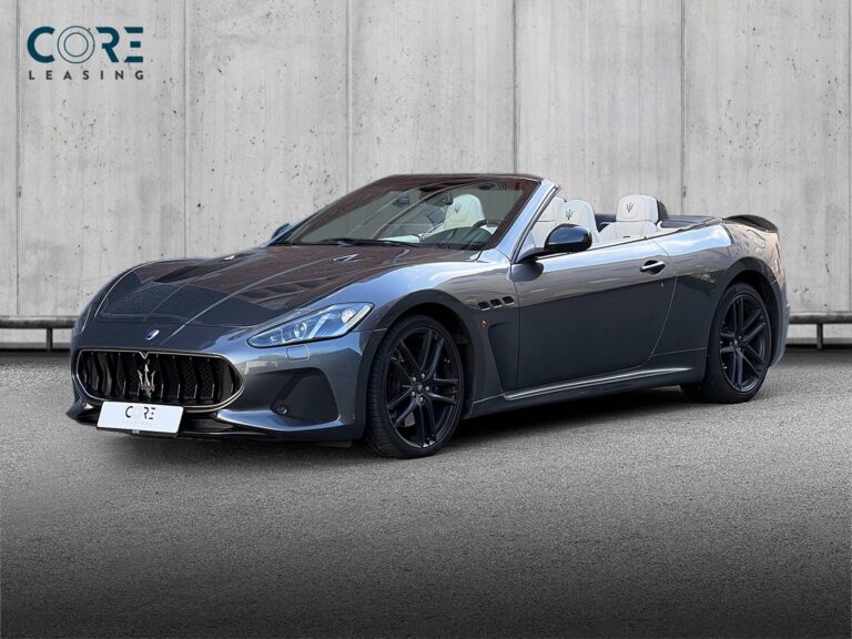 Gråmetal Maserati GranCabrio Sport aut. fra 2018 parkeret foran en betonmur. CORE Leasing A/S er eksperter i Maserati leasing.