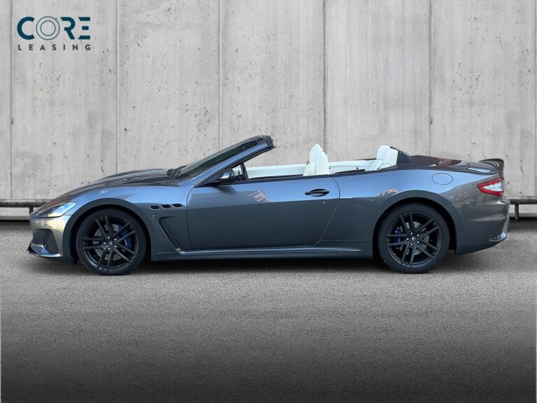 Gråmetal Maserati GranCabrio Sport aut. fra 2018 parkeret foran en betonmur. CORE Leasing A/S er eksperter i Maserati leasing.