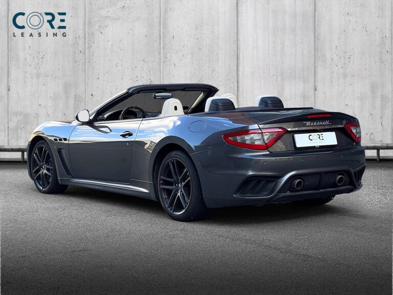 Gråmetal Maserati GranCabrio Sport aut. fra 2018 parkeret foran en betonmur. CORE Leasing A/S er eksperter i Maserati leasing.