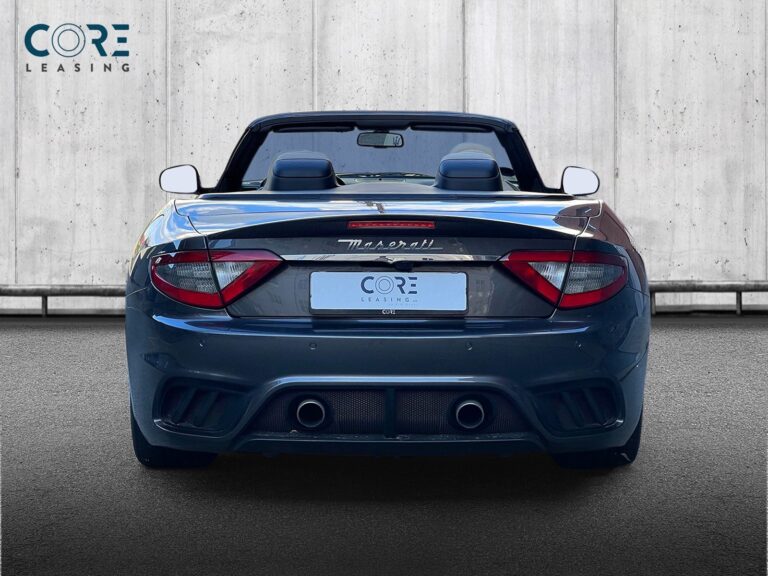 Gråmetal Maserati GranCabrio Sport aut. fra 2018 parkeret foran en betonmur. CORE Leasing A/S er eksperter i Maserati leasing.