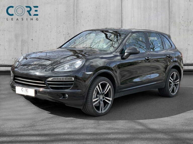 Sortmetal Porsche Cayenne S D Tiptr. fra 2013 parkeret foran en betonmur. CORE Leasing A/S er eksperter i Porsche leasing.