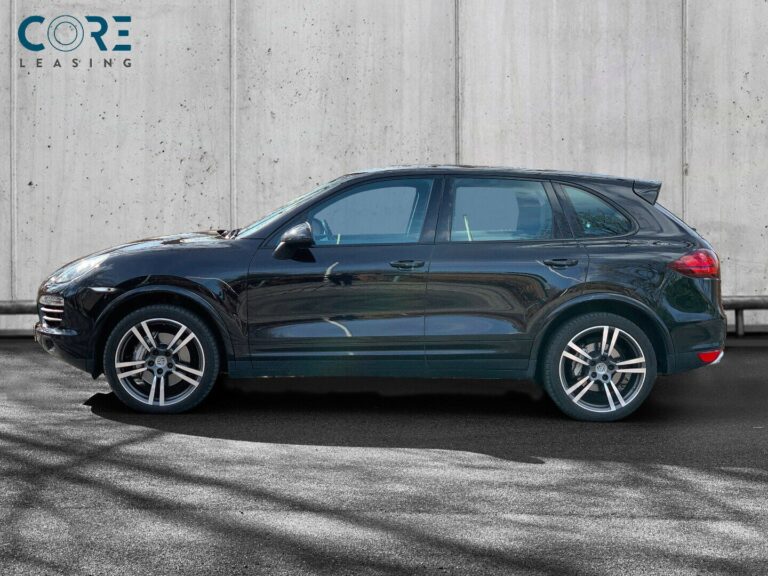 Sortmetal Porsche Cayenne S D Tiptr. fra 2013 parkeret foran en betonmur. CORE Leasing A/S er eksperter i Porsche leasing.