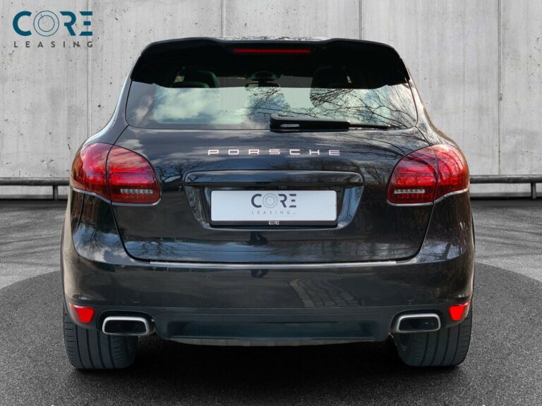 Sortmetal Porsche Cayenne S D Tiptr. fra 2013 parkeret foran en betonmur. CORE Leasing A/S er eksperter i Porsche leasing.