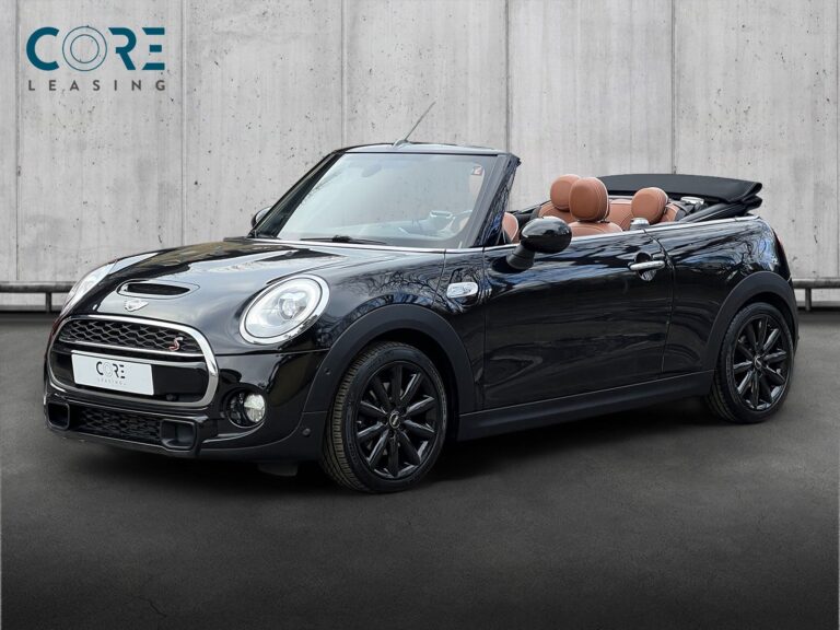 Sortmetal MINI Cooper S Cabriolet aut. fra 2017 parkeret foran en betonmur. CORE Leasing A/S er eksperter i MINI leasing.