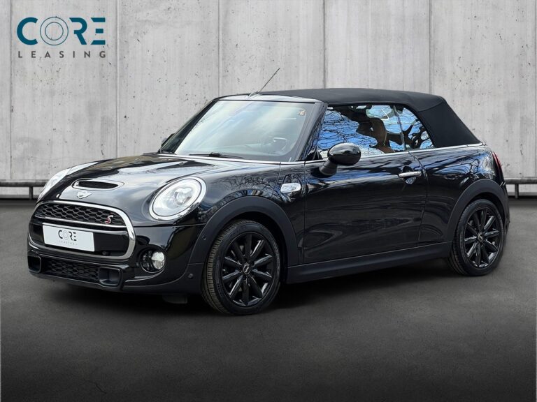 Sortmetal MINI Cooper S Cabriolet aut. fra 2017 parkeret foran en betonmur. CORE Leasing A/S er eksperter i MINI leasing.