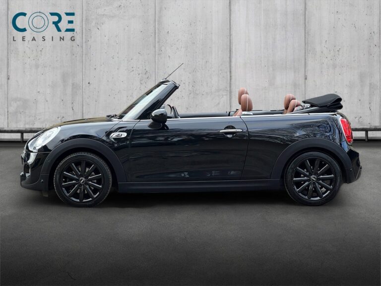 Sortmetal MINI Cooper S Cabriolet aut. fra 2017 parkeret foran en betonmur. CORE Leasing A/S er eksperter i MINI leasing.