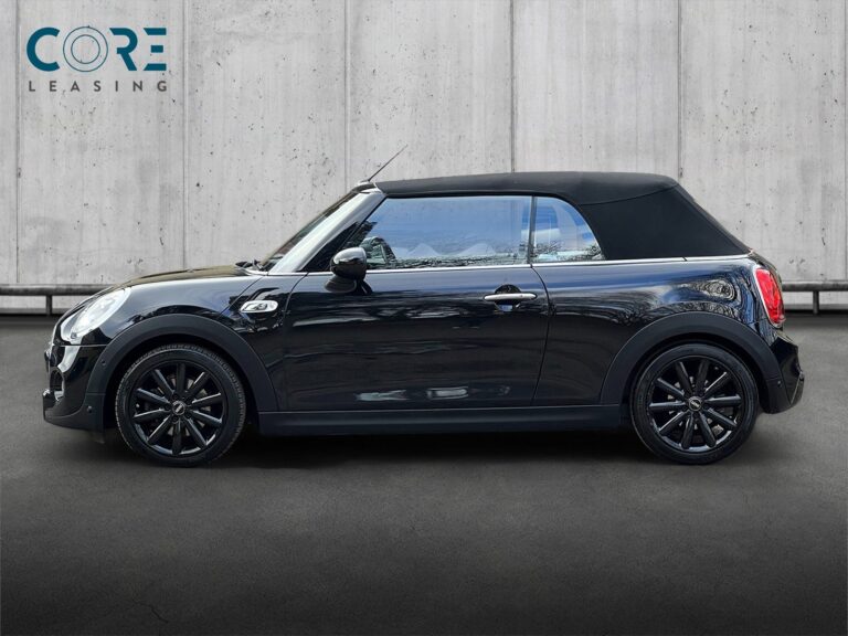 Sortmetal MINI Cooper S Cabriolet aut. fra 2017 parkeret foran en betonmur. CORE Leasing A/S er eksperter i MINI leasing.