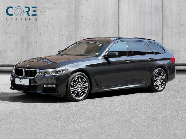 Gråmetal BMW 530d Touring xDrive aut. fra 2017 parkeret foran en betonmur. CORE Leasing A/S er eksperter i BMW leasing.