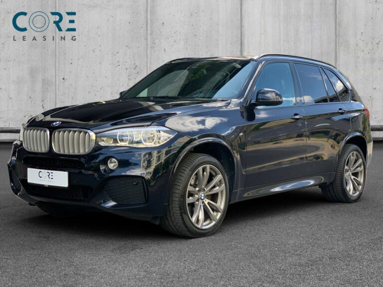 Sortmetal BMW X5 xDrive40d M-Sport aut. fra 2014 parkeret foran en betonmur. CORE Leasing A/S er eksperter i BMW leasing.