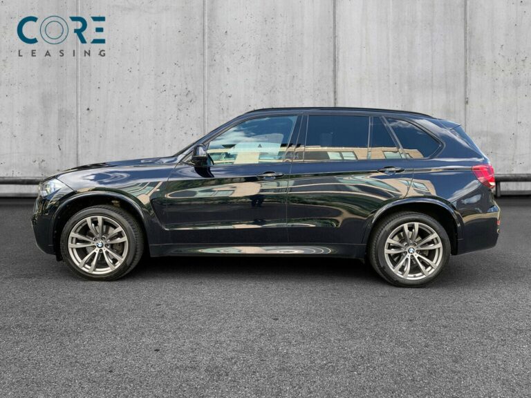 Sortmetal BMW X5 xDrive40d M-Sport aut. fra 2014 parkeret foran en betonmur. CORE Leasing A/S er eksperter i BMW leasing.