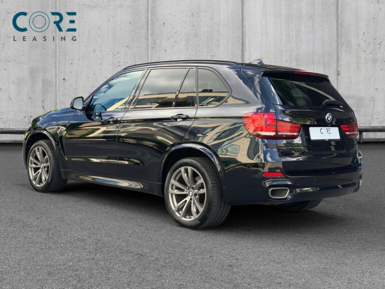 Sortmetal BMW X5 xDrive40d M-Sport aut. fra 2014 parkeret foran en betonmur. CORE Leasing A/S er eksperter i BMW leasing.