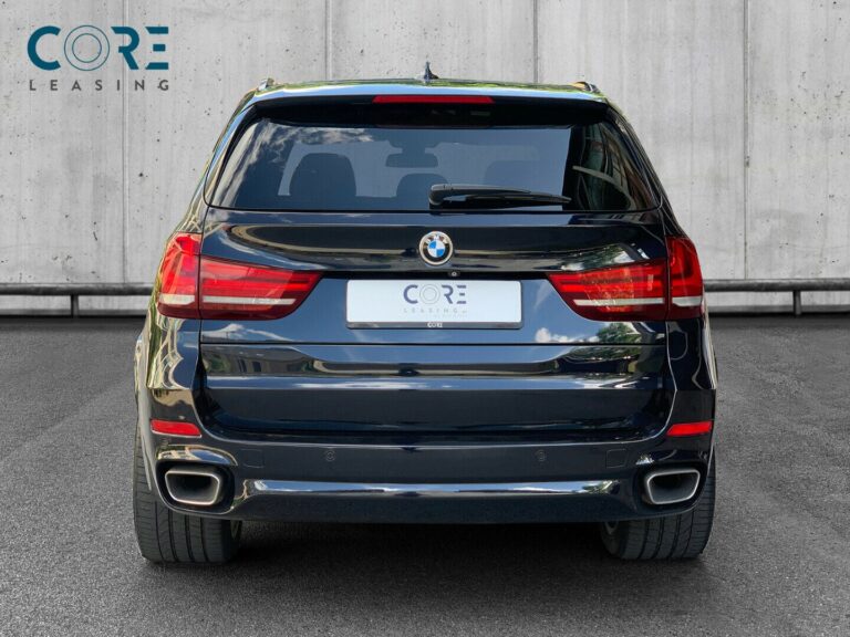 Sortmetal BMW X5 xDrive40d M-Sport aut. fra 2014 parkeret foran en betonmur. CORE Leasing A/S er eksperter i BMW leasing.