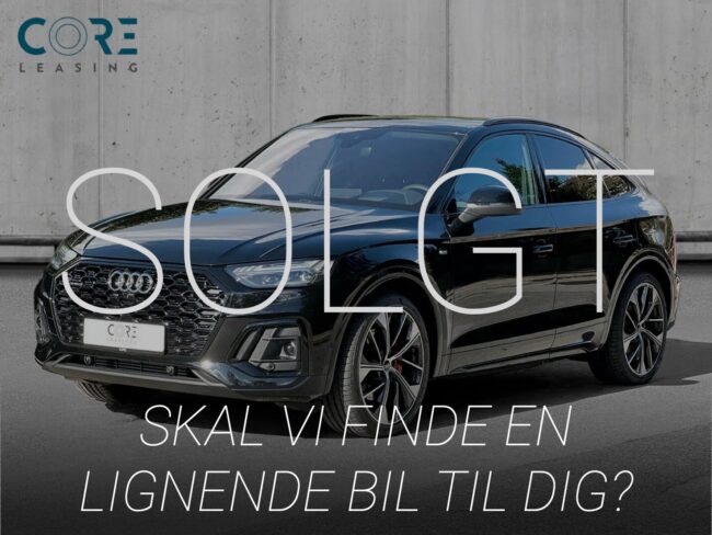 Sortmetal Audi Q5 TFSi e S-line Sportback quattro S-tr. fra 2021 parkeret foran en betonmur. CORE Leasing A/S er eksperter i Audi leasing.