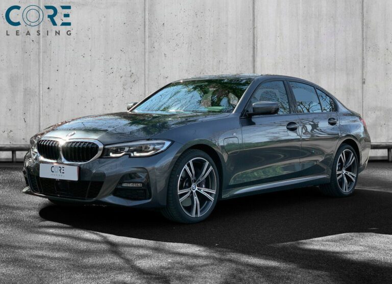 Gråmetal BMW 330e M-Sport aut. fra 2020 parkeret foran en betonmur. CORE Leasing A/S er eksperter i BMW leasing.