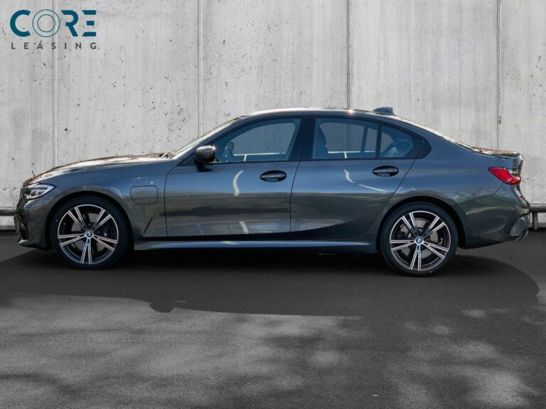 Gråmetal BMW 330e M-Sport aut. fra 2020 parkeret foran en betonmur. CORE Leasing A/S er eksperter i BMW leasing.