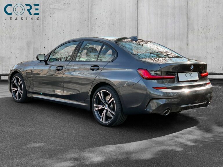 Gråmetal BMW 330e M-Sport aut. fra 2020 parkeret foran en betonmur. CORE Leasing A/S er eksperter i BMW leasing.
