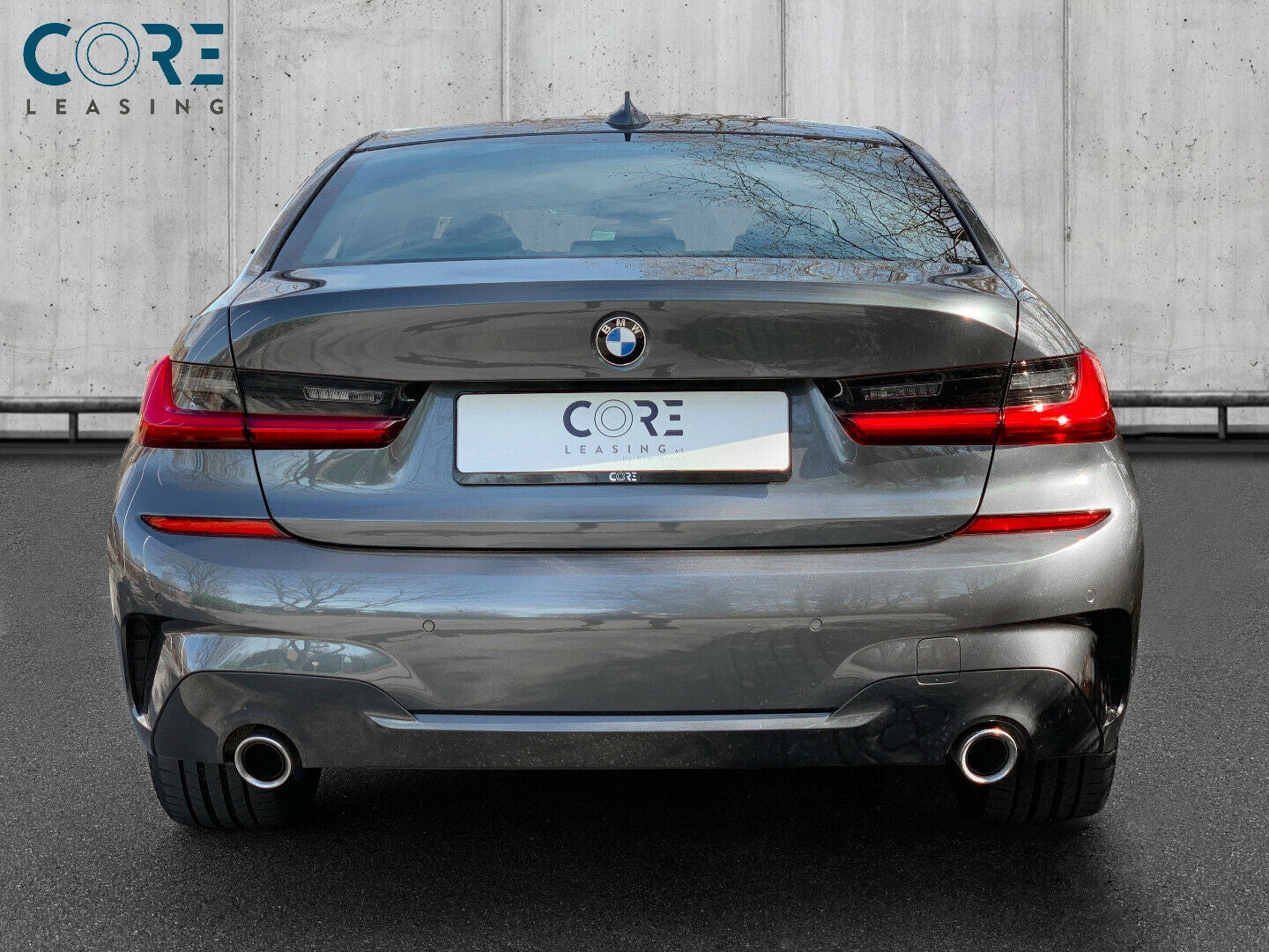 Gråmetal BMW 330e M-Sport aut. fra 2020 parkeret foran en betonmur. CORE Leasing A/S er eksperter i BMW leasing.