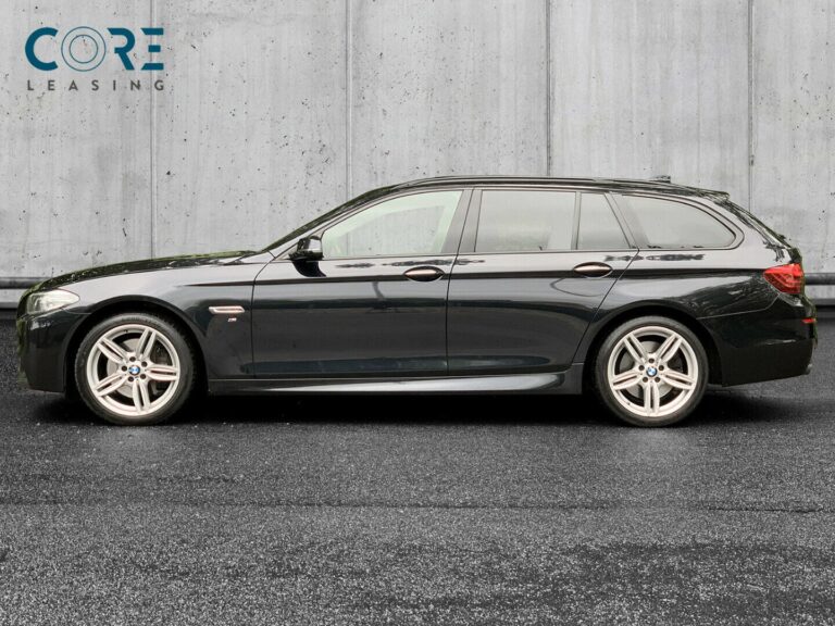 Sortmetal BMW 530d Touring M-Sport xDrive aut. fra 2015 parkeret foran en betonmur. CORE Leasing A/S er eksperter i BMW leasing.