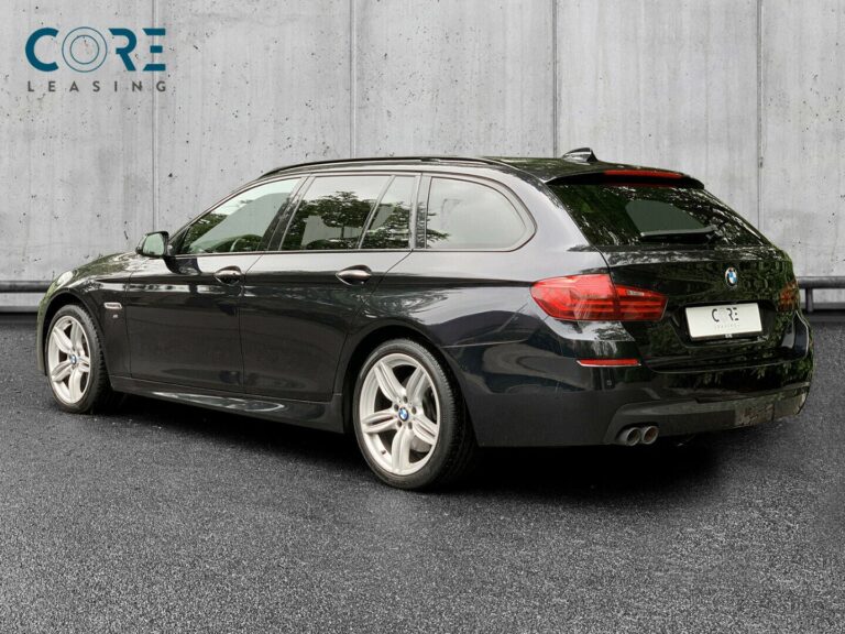 Sortmetal BMW 530d Touring M-Sport xDrive aut. fra 2015 parkeret foran en betonmur. CORE Leasing A/S er eksperter i BMW leasing.